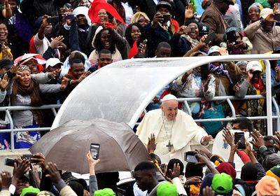 بابا الفاتيكان يلتقي مصابي الإيدز بموزمبيق