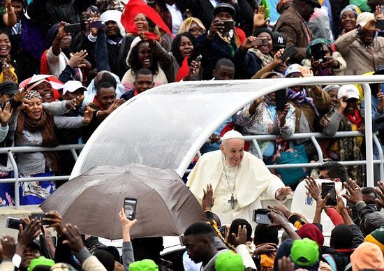 بابا الفاتيكان يلتقي مصابي الإيدز بموزمبيق