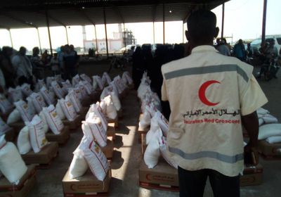 بدعم إماراتي.. توزيع 1500 سلة غذائية بالحوطة في لحج (صور)