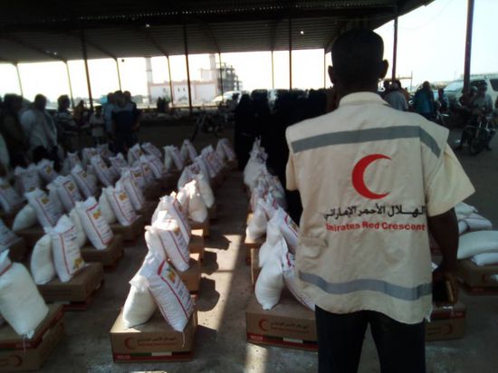 بدعم إماراتي.. توزيع 1500 سلة غذائية بالحوطة في لحج (صور)