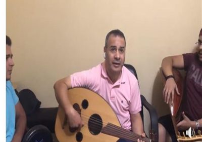 "بالعود".. إعلامي مصري يغني هذه الأغنية لعمرو دياب
