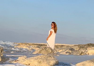 بعد الطلاق.. شيري عادل على البحر في أحدث ظهور لها