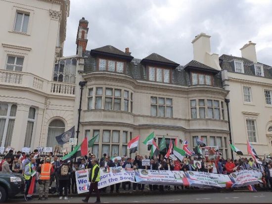 تظاهرة حاشدة للجالية الجنوبية أمام سفارة الإمارات بلندن