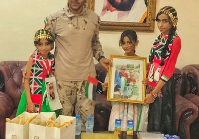 التحالف العربي يكرم 3 طفلات لمشاركتهن في مليونية الوفاء للإمارات