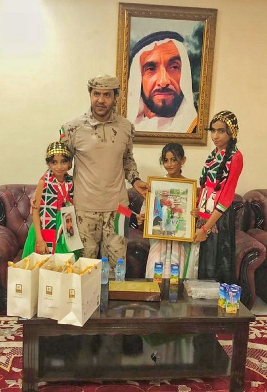 التحالف العربي يكرم 3 طفلات لمشاركتهن في مليونية الوفاء للإمارات