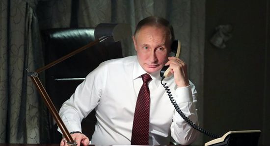هاتفيًا.. بوتين وزيلينسكي يبحثان تسوية النزاع في إقليم دونباس