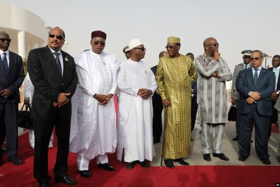 جلسة مباحثات تجمع رئيس النيجر بنظيره المالي