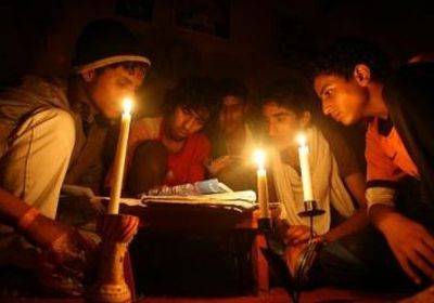 بعد تأخر باخرة الوقود.. عاصمة المهرة تغرق في ظلام دامس