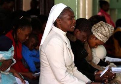 مواطنو زيمبابوي بسنغافورة يلقون نظرة الوداع لموجابي