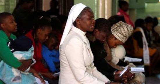 مواطنو زيمبابوي بسنغافورة يلقون نظرة الوداع لموجابي