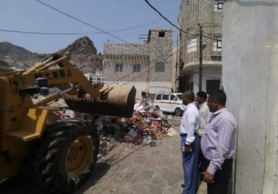 بدعم إماراتي.. تنفيذ حملة نظافة في مديرية صيرة بعدن (صور)