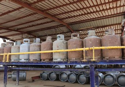 وسط رقابة شديدة.. بيع 4 آلاف إسطوانة غاز للمواطنين بالشيخ عثمان (صور) 