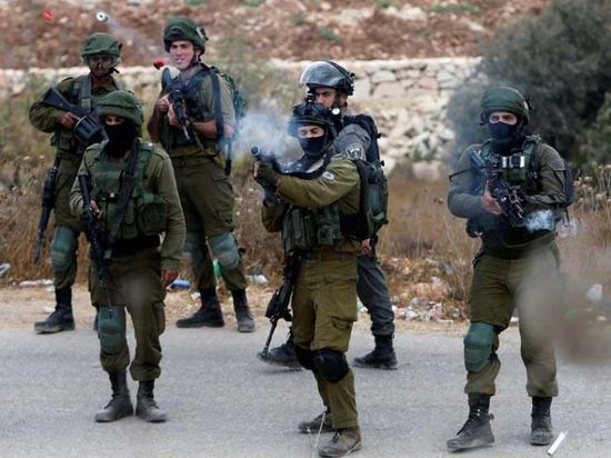 إصابة طفل واعتقال 14 فلسطينيًا بالضفة الغربية