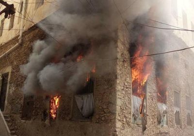 اندلاع حريق هائل بأحد المنازل في حي السلام بالمكلا (صور)