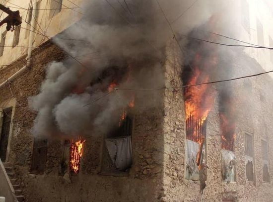 اندلاع حريق هائل بأحد المنازل في حي السلام بالمكلا (صور)