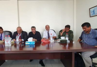 بإشراف انتقالي عدن.. تشكيل لجنة لتسهيل حركة نقل البضائع