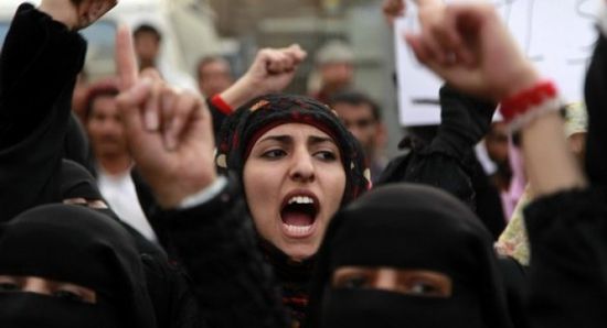 "رجالهم مشغولون بأمور أخرى".. سياسي كويتي يُطالب نساء اليمن بتحرير صنعاء
