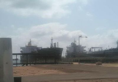 وصول باخرة الوقود إلى العاصمة عدن