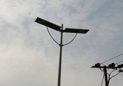 تركيب أعمدة إنارة بالطاقة الشمسية في شوارع عدن الرئيسية (صور) 