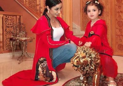 دنيا بطمة بصحبة ابنتها غزل بنفس الإطلالة (صور)