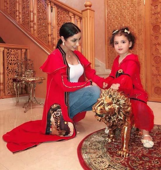 دنيا بطمة بصحبة ابنتها غزل بنفس الإطلالة (صور)