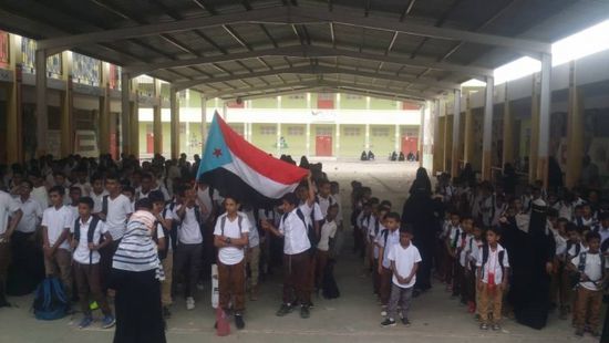 خلال تدشين الانتقالي للعام الدراسي .. طلاب المنصورة يرددون النشيد الوطني الجنوبي (صور)