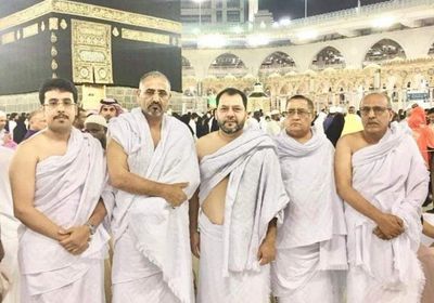 الزُبيدي والوفد المرافق له يؤدون مناسك العمرة