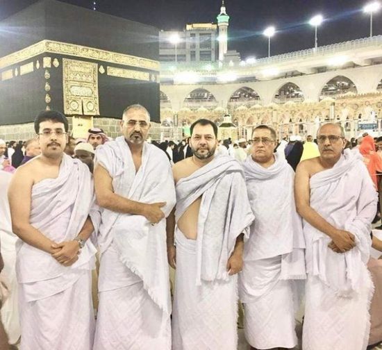 الزُبيدي والوفد المرافق له يؤدون مناسك العمرة