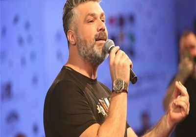 فارس كرم يغني لفريد الأطرش بصحبة أصدقائه (فيديو)