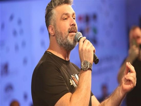 فارس كرم يغني لفريد الأطرش بصحبة أصدقائه (فيديو)