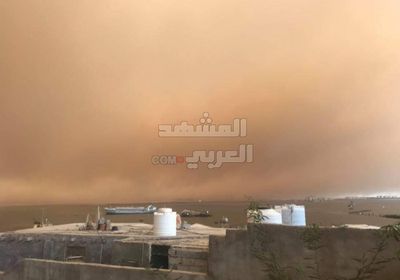 شاهد..موجة غبار شديدة تضرب مديريات العاصمة عدن (فيديو وصور)