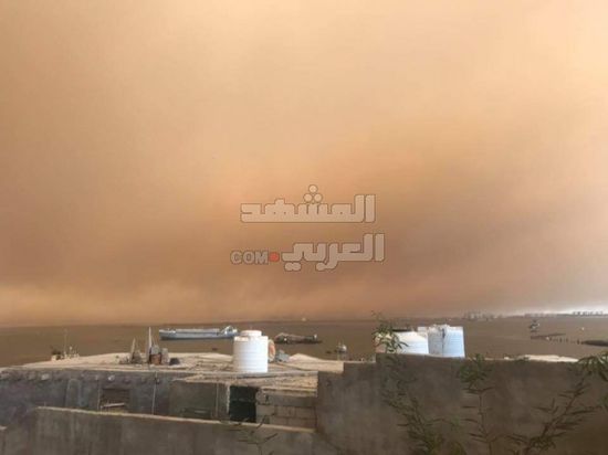 شاهد..موجة غبار شديدة تضرب مديريات العاصمة عدن (فيديو وصور)
