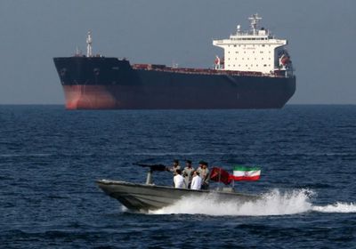 إيران تلجأ إلى حيلة تغيير أسماء ناقلاتها وتبيع النفط بالبحر