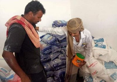 قيادة الانتقالي بالمكلا توزع مساعدات على أسر الشهداء