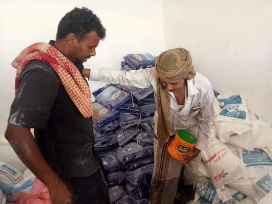 قيادة الانتقالي بالمكلا توزع مساعدات على أسر الشهداء