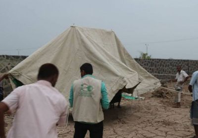 توزيع مساعدات إيوائية على النازحين من الحديدة (صور)