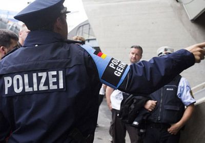 حملة مداهمات واسعة داخل خمس ولايات لضبط أعضاء عصابة لتهريب البشر بألمانيا 