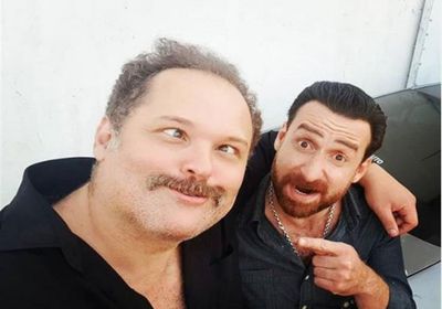 نضال الشافعي بصحبة محمد محمود عبد العزيز في كواليس "قيد عائلي"