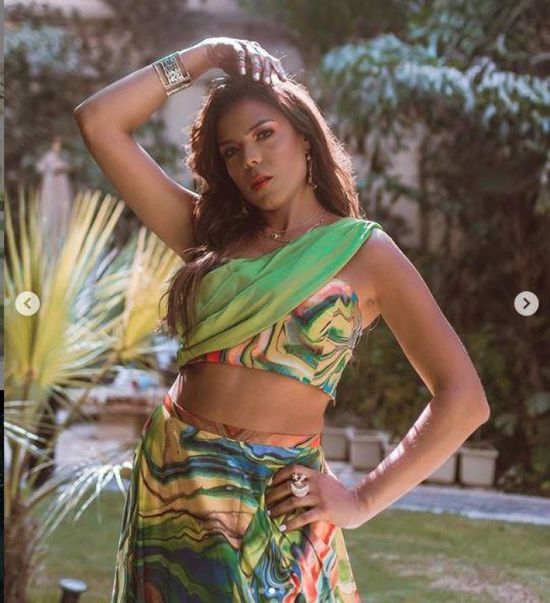 ناهد السباعي وسط الأشجار في جلسة تصوير جديدة (صور)