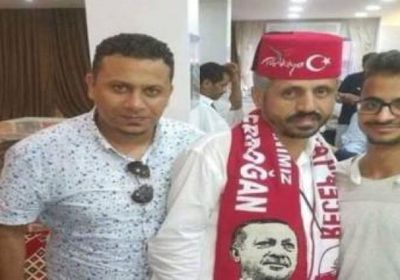 سياسي سعودي: المخلافي يتجول بشوارع أنقرة بالطربوش التركي