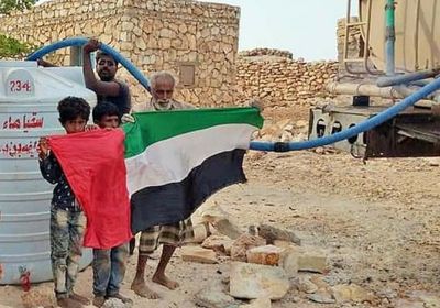 "سقيا الأمل" تواصل تسيير المياه العذبة لمختلف مناطق سقطرى (صور)  