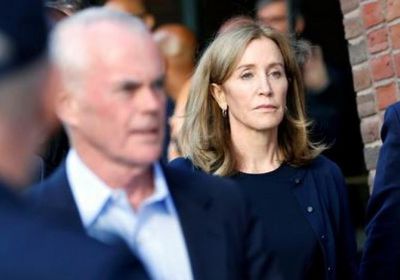 سجن الممثلة الأمريكية فيليستي هوفمان 14 يومًا في "غش تعليمي"