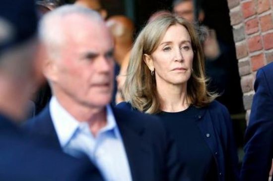 سجن الممثلة الأمريكية فيليستي هوفمان 14 يومًا في "غش تعليمي"