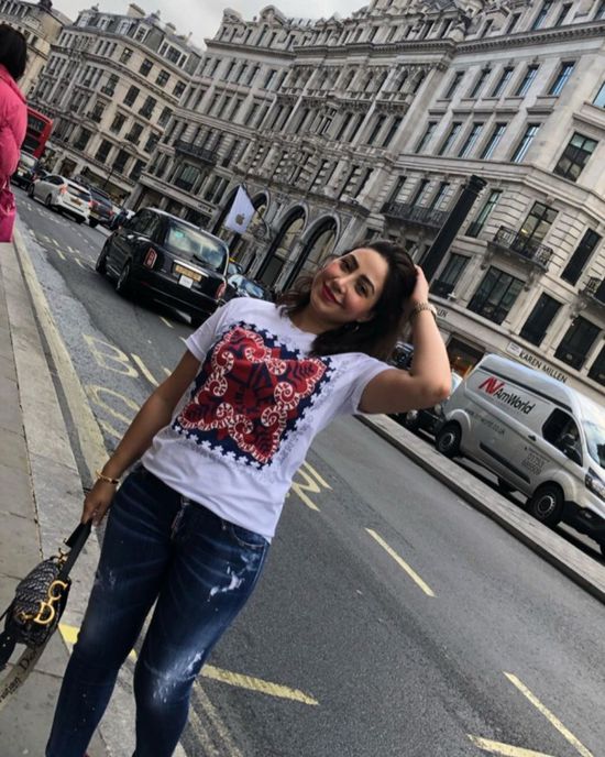 بعد إشاعة سجنها.. بوسي تنشر صورها من شوارع إنجلترا