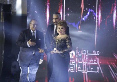 صفية العمري تتسلم درع مهرجان الفضائيات عن مشوارها الفني (صور وفيديو)