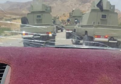 الشرعية تتسلم آليات عسكرية وتضع أعلام القاعدة عليها لاقتحام الجنوب (صور)