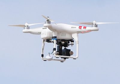 طائرة مسيرة مجهولة تخترق الأجواء الكويتية وتحلق فوق قصر الأمير