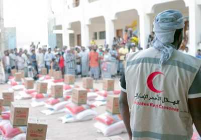 بدعم إماراتي..توزيع 650 سلة غذائية في مديرية تريم بحضرموت