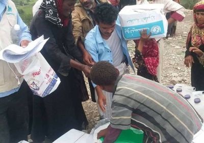 توزيع سلل نظافة للنازحين والأسر الفقيرة لأهالي  حجر بالضالع  (صور)