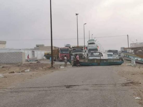 احتجاجا على انقطاع الكهرباء.. مواطنون يقطعون الخط الدولي بمدينة الحامي (صور)